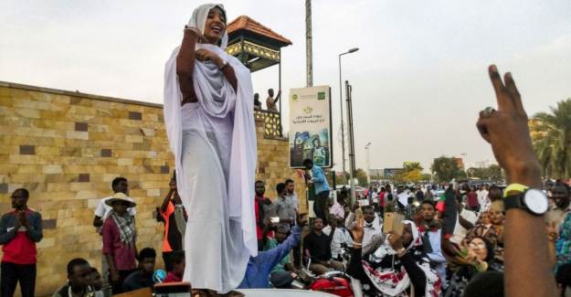Sudan, Laik Sisteme Geçiyor