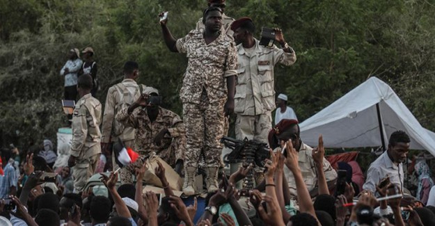 Sudan’da On Binlerce Eylemci Sivil Yönetim İçin Sokaklara İndi