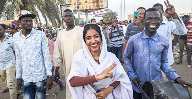 Sudan'daki Gösterilerin Sembol İsmi: Alaa Salah 