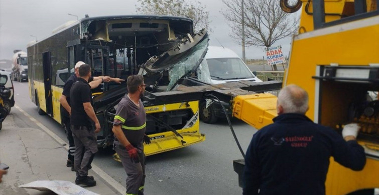 Sultangazi'de İETT Otobüslerinin Çarpışması: İki Yaralı