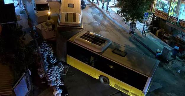Sultangazi'de İETT Otobüsü Ortadan İkiye Ayrıldı