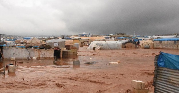 Suriye'deki Sığınmacı Kamplarını Sel Vurdu