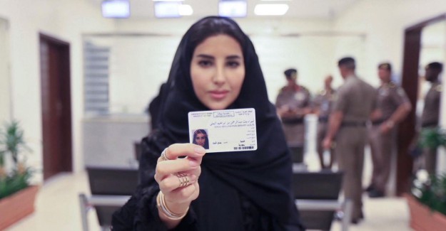 Suudi Arabistanlı Kadınlar Direksiyon Başına! Yasağın Kalkmasına Gün Sayıyorlar?