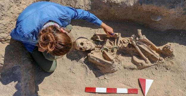 Takılarıyla Gömülmüş Urartulu Kadın Mezarı Ortaya Çıkarıldı