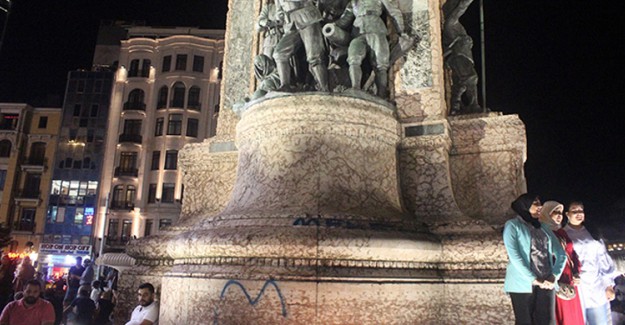 Taksim Cumhuriyet Anıtı'na Sprey Boyayla İsmini Yazdı!