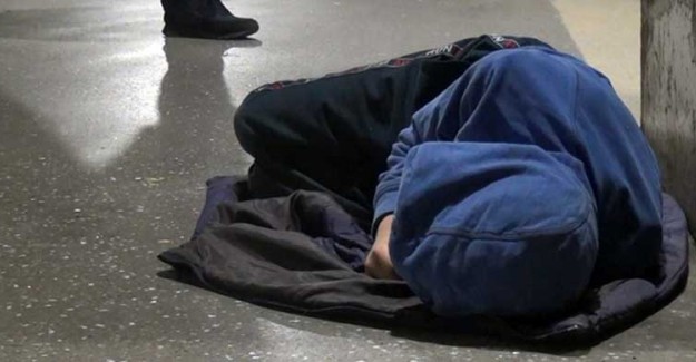 Taksim Metrosunda Uyuyan Gence Vali Yerlikaya Sahip Çıktı