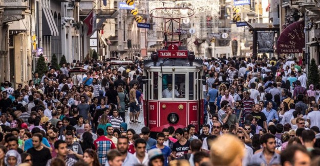 Taksim Meydanı ve İstiklal Caddesi'nde Maske Zorunluluğu ve 3 Metre Mesafe Kuralı Getirildi