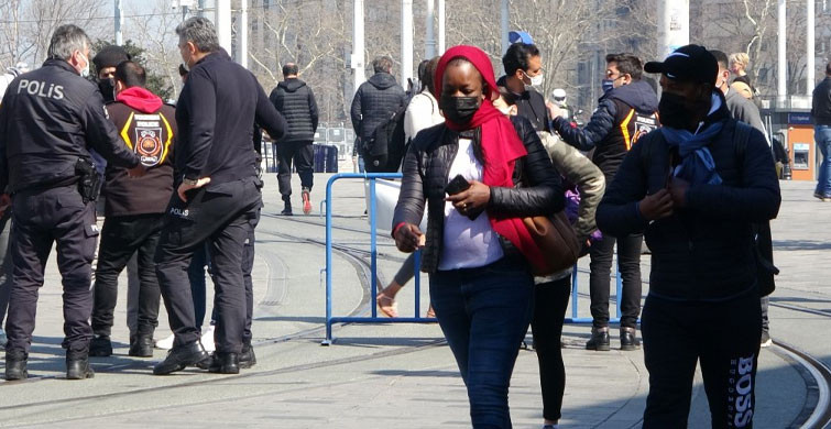 Taksim’de Kuralları Hiçe Sayan Turistler Ceza Yedi
