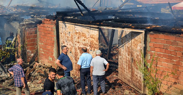 Taşköprü'de Yangın: 2 Ev Kül Oldu