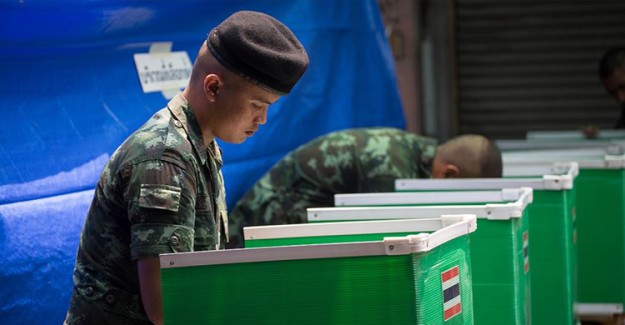 Tayland Seçimlerini Darbeciler Kazandı