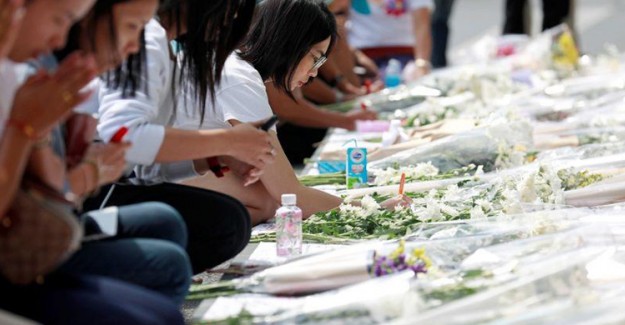 Tayland'daki Toplu Katliamın Yaşandığı Noktaya İnsanlar Çiçek Bırakıyor