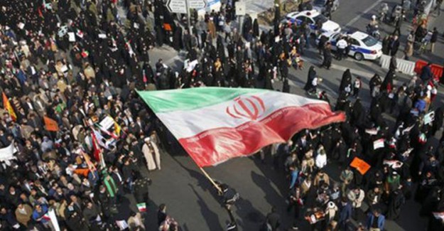 Tehranlılar ABD'nin Devrim Muhafızları Kararını Protesto Etmek İçin Sokağa İndi