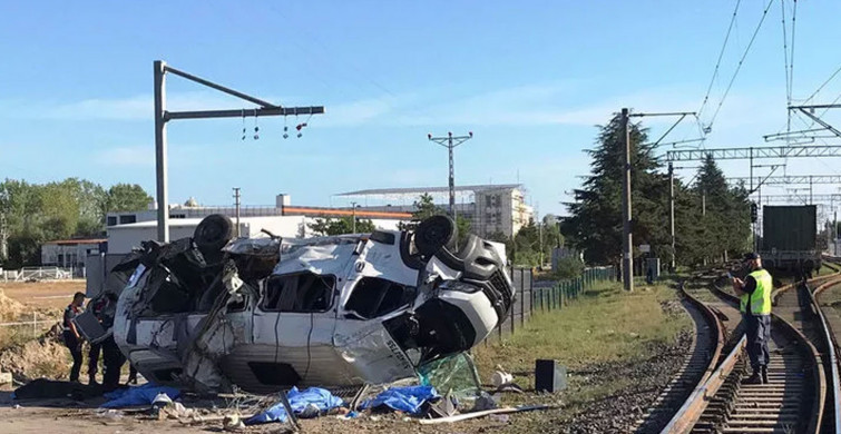 Tekirdağ’da Yük Treni Minibüse Çaptı: Feci Kazada Birçok Kişi Hayatını Kaybetti