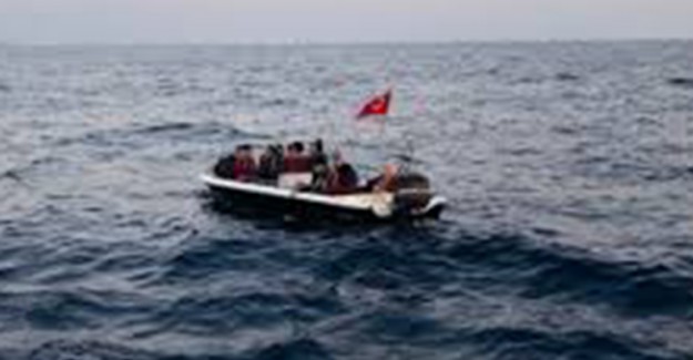 Tekne Arıza Yaptı, Kaçak Göçmenler Mahsur Kaldı