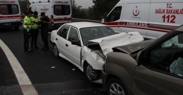 TEM'de Otomobiller Kafa Kafaya Çarpıştı: 8 Yaralı