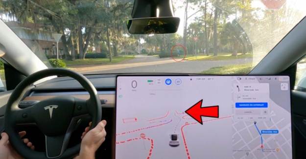 Tesla Aracı Tam Otonom Sürüşte Yayaya Yol Vermeye Başladı