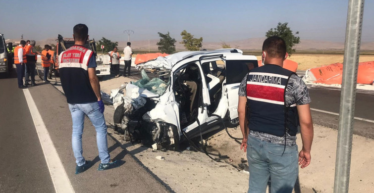 Konya'da TIR ile Kamyonet çarpıştı: 6 Kişi Feci Şekilde Öldü