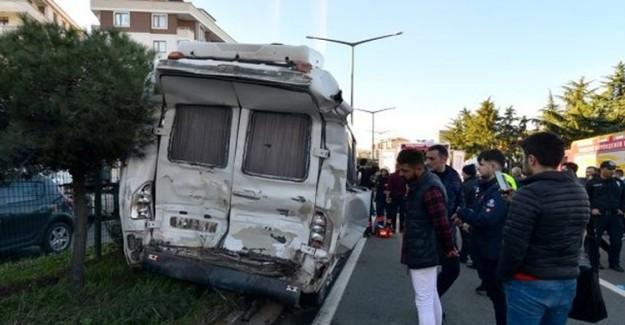 Tır Minibüse Çarptı! 22 Kişi Yaralandı 2 Kişi Hayatını Kaybetti