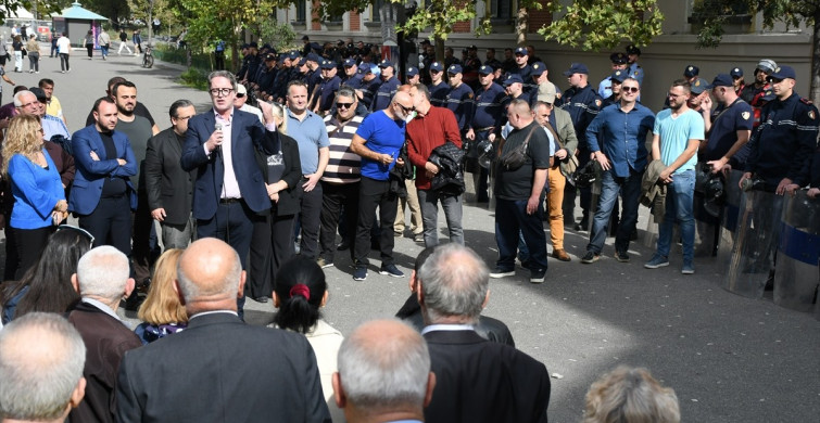 Tiran'da Yolsuzluk İddialarına Karşı Protestolar Devam Ediyor