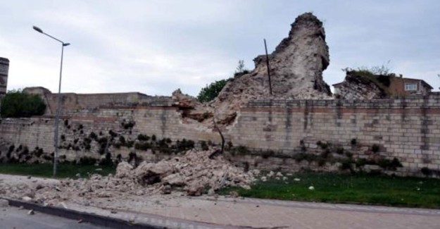 Topkapı'da Tarihi Surlarda Çökme