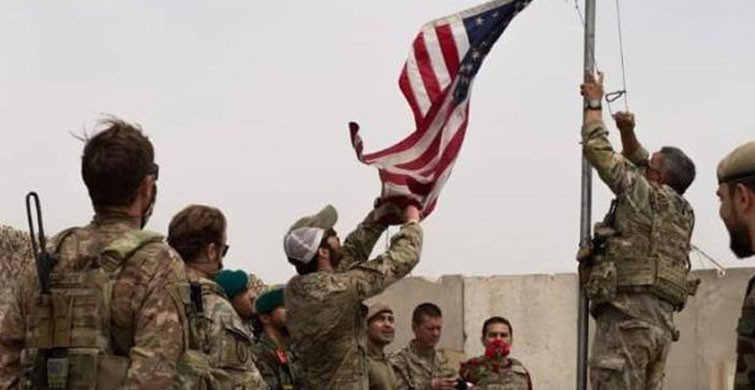 Törende Unutulmaz An! ABD Bayrağı İndirilip Afganistan Bayrağı Göndere Çekildi