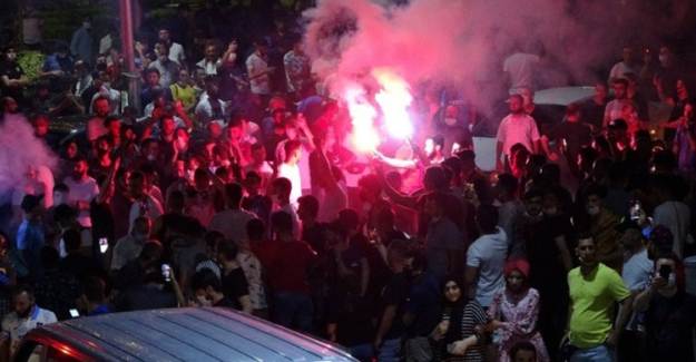 Trabzonspor Galatasaray'ı Devirdi Taraftarlar Şehri Yıktı