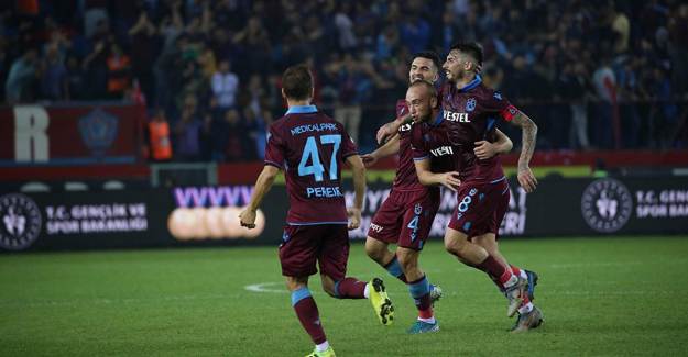 Trabzonspor Yıldız Oyuncuya İmza Attırdı