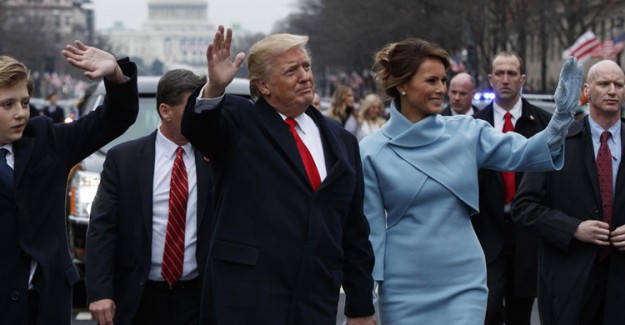Trump'ın First Lady'nin elini Tutma Çabaları Kameralara Yansıdı