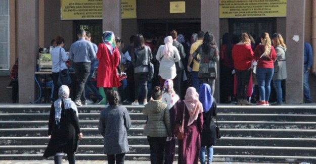 Tüm Türkiye'de Bu Hafta Sonu Açık Öğretim Sınavları Yapılıyor