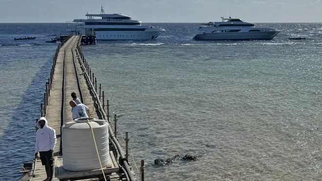 Turist teknesi battı: 17 kişi kayıp