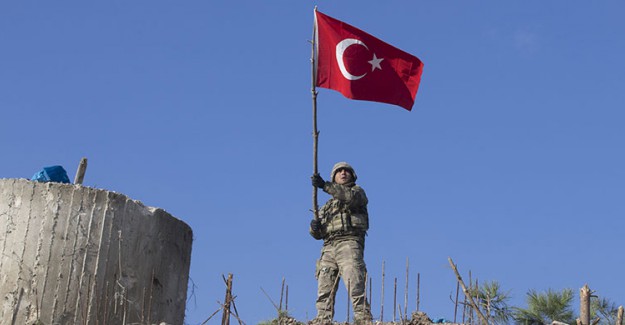 Türk Askeri Bayrağı Dikti, Ezanı Okudu!