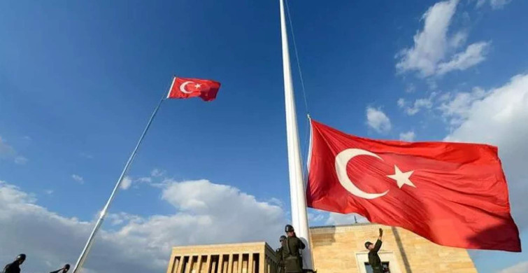 Türk Bayrağı neden ve ne zaman yarıya çekilir? İşte Türk Bayrağı yarıya çekilme sebepleri