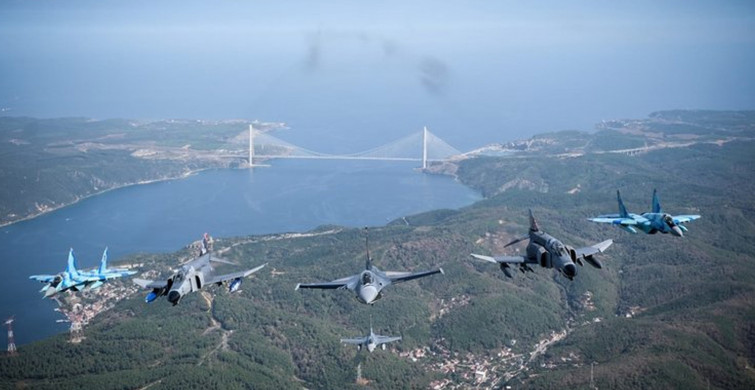 Türk Hava Kuvvetleri'nden İstanbul Semalarında Nefes Kesen Uçuş!