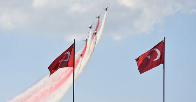 Türk Yıldızları'ndan 'Büyük Taarruz' a Özel Uçuş 