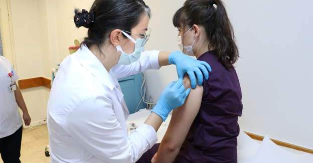 Türkiye'de İlk Korona Aşısı Gönüllü Sağlık Çalışanına Yapıldı 