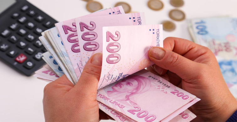 Üç banka peş peşe emekliye 50.000 TL verecek! ATM’ye giden parasını çekiyor