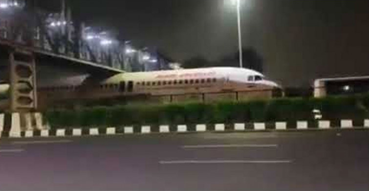 Uçak Köprünün Altına Sıkıştı! Hindistan'dan Enteresan Görüntüler