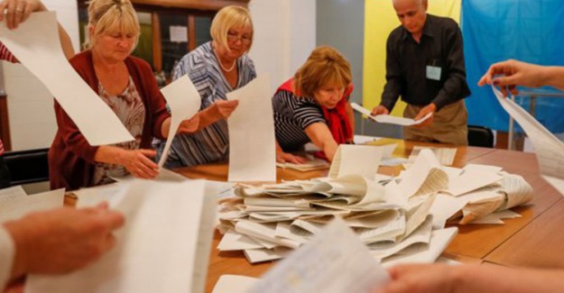 Ukrayna Devlet Başkanı Zelensky'in Partisi Erken Seçimi Kazandı
