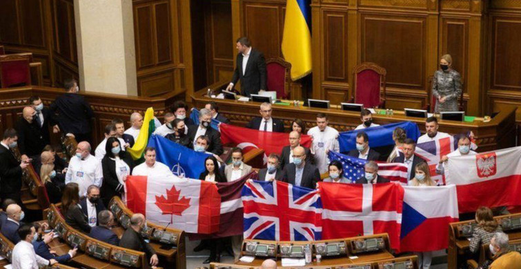 Ukrayna Meclisinde Milletvekilleri Kendilerine Destek Veren Ülkelerin Bayraklarını Açtı!