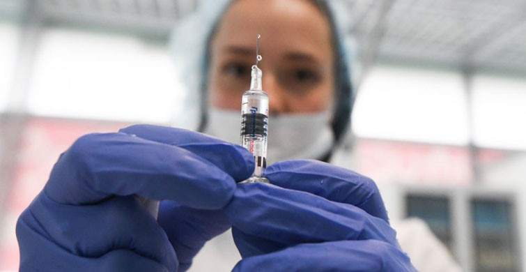 Ukrayna’da İlk Kovid-19 Aşısı Bir Doktora Yapıldı!