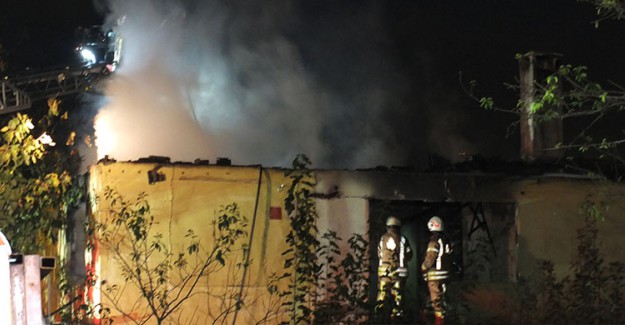 Ümraniye'de Yangın, 8 Kişi Kurtarıldı