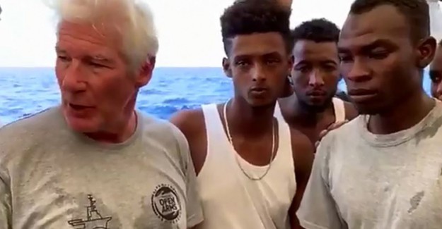 Ünlü Sinema Oyuncusu Richard Gere'den Mahsur Kalan Göçmenlere Ziyaret 