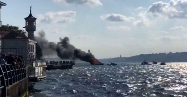 Üsküdar'da Korkutan Tekne Yangını 