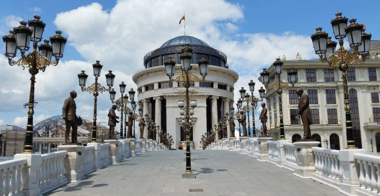 Üsküp hangi ülkededir, nerededir? Üsküp Vardar Nehri nerede? Üsküp Sanat Köprüsü, Çifte Hamam, Taş Köprü, Üsküp Şehir Müzesi, Makedonya Meydanı gibi merak edilen yerler