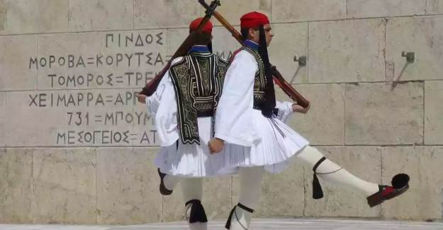 Uzo, Yunan Askerlerinde Fena Kafa Yapıyor
