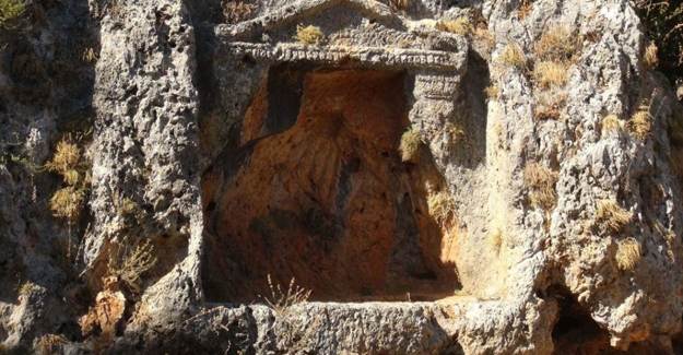 Uzuncaburç Antik Kenti'nde 32 Mezar Ortaya Çıktı