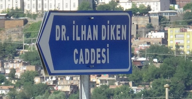 Valiliğin Kararına Rağmen HDP'li Belediye Tabelayı Değiştirdi