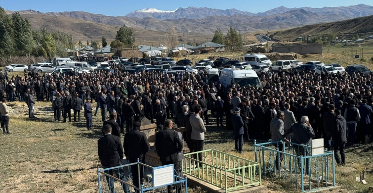 Van'da Trafik Kazasında Hayatını Kaybeden Baba ve Oğlu Toprağa Verildi