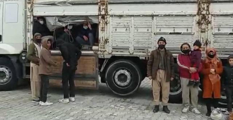 Van'da Bir Kamyonun Kasasında 112 Kaçak Göçmen Yakalandı