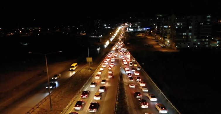 Vatandaş Hafta Sonunu Farklı Şehirlerde Geçirdi: Trafik Kilitlendi